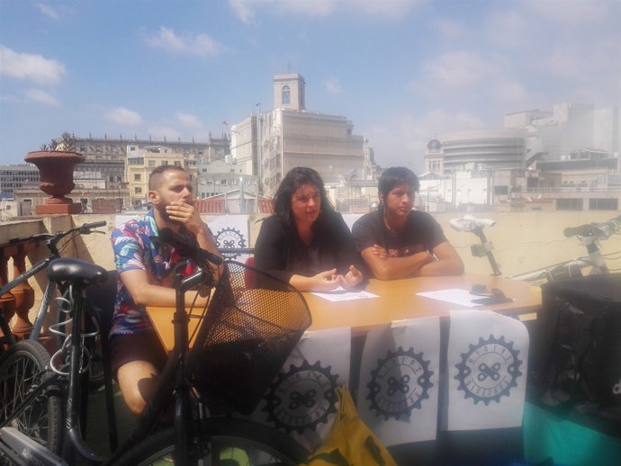Mireia Herrera (IAC) al costat de dos treballadors de Deliveroo