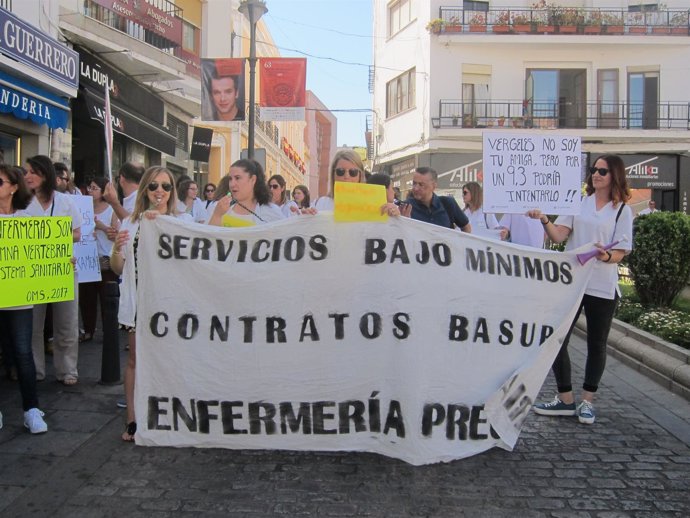 Marcha de los enfermeros opositores desde la Plaza del Rastro hasta la Asamblea