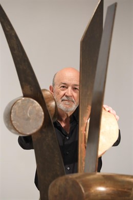 'Pipe' Posa Junto A Sus 'Curvaturas'