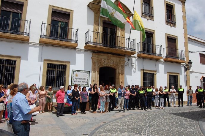 Miunto de silencio en el Ayuntamient de Los Barrios 