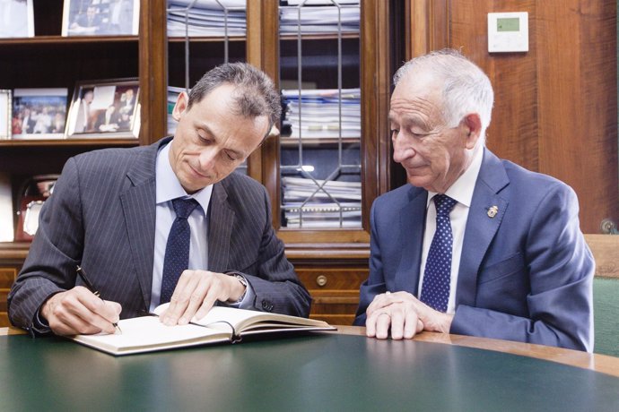 Pedro Duque ha firmado en el Libro de Honor de la Diputación de Almería.