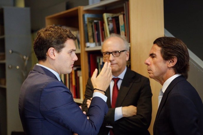 Rivera charla con Aznar y Gabriel Elorriaga