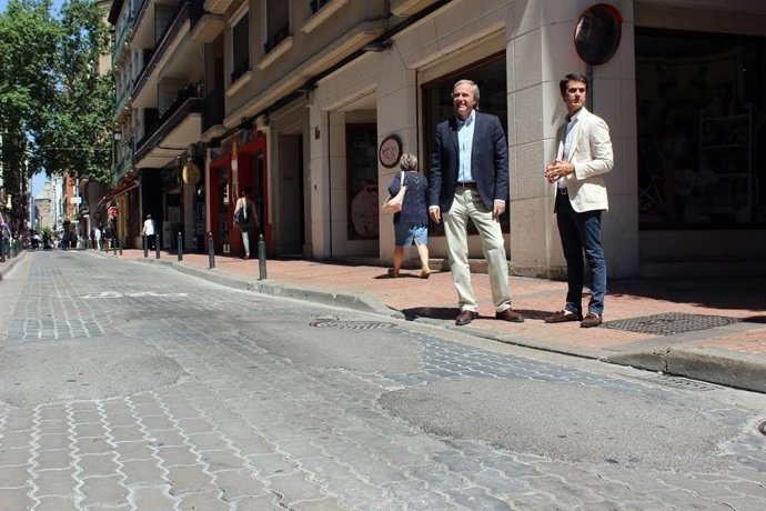 Jorge Azcón en la calle San Miguel con baches y parcheada