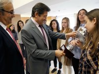 Javier Fernández felicita al Hostelcur Gijón por potenciar "de modo sobresaliente" la incorporación de mujeres al hockey