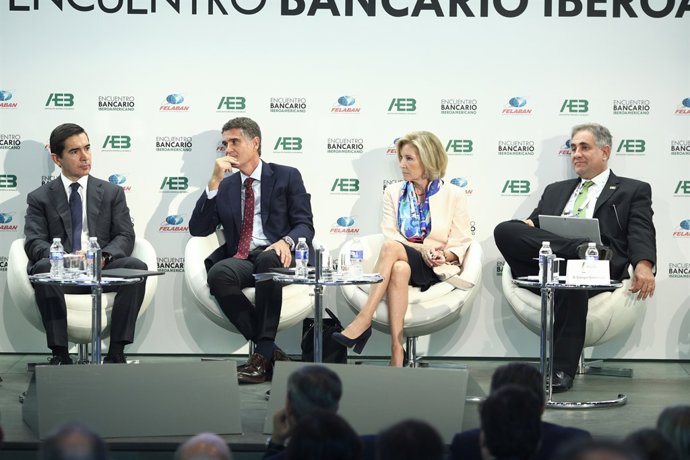 Taula rodona de la Trobada Bancària Iberoamericana organitzada per  Europa Press
