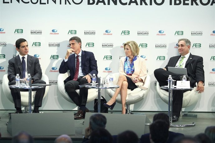 Taula rodona de la Trobada Bancària Iberoamericana organitzada per  Europa Press