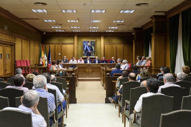 El Salón de Plenos se ha llenado con la presentación de 'La pesca en Almería'.