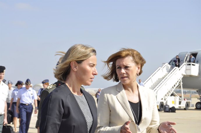 La ministra de Defensa, Dolores de Cospedal, y Federica Mogherini (UE).