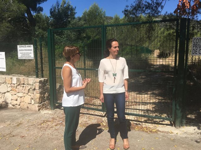 Margalida Durán y Lourdes Bosch en el bosque de La Vileta