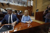 Cifuentes critica que los portavoces de Podemos “han salido como miuras” en la moción de censura
