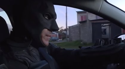 El Batman argentino que alegra la vida de los niños internados