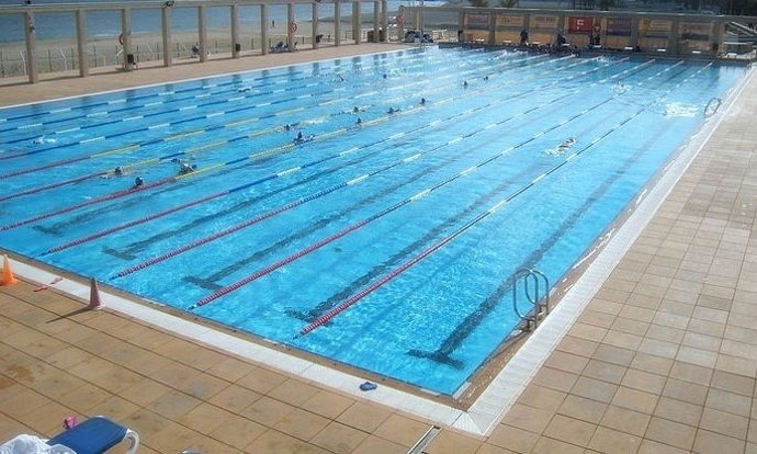Una piscina al aire libre. 