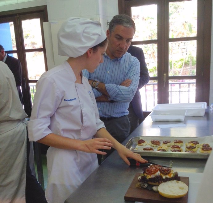 Bendodo junto a la chef joven raquel garcía goumet gastronomía cocina benahavís