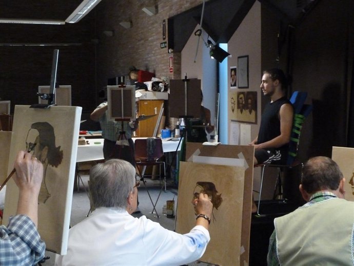 Taller de pintura con modelo del natural