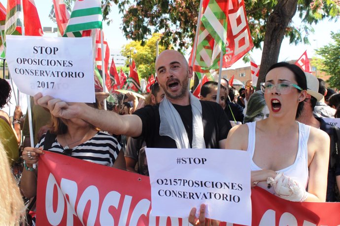 Interinos de conservatorio se manifiestan ante el Parlamento andaluz