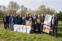 Tres entidades sociales reciben una donación de 180 litros de aceite a partir de aceitunas cosechadas en la UPNA