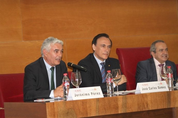 Jerónimo Pérez (izda.) durante el acto