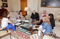 Amnistía Internacional presenta al Govern y a los grupos parlamentarios su informe sobre crisis de vivienda