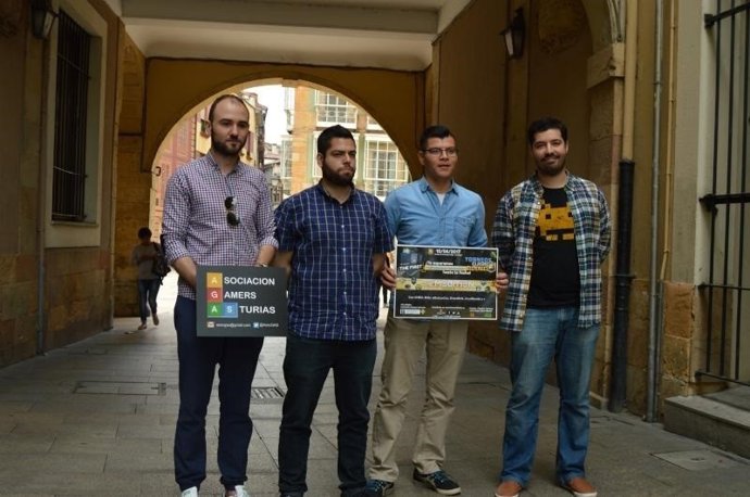 Rubén Rosón, segundo por la izquierda