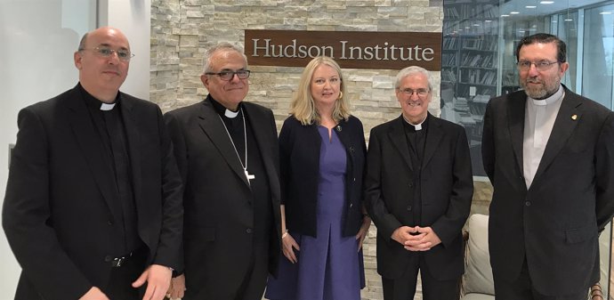 El obispo y la delegación del Cabildo con la responsable del Hudson, Nina Shea
