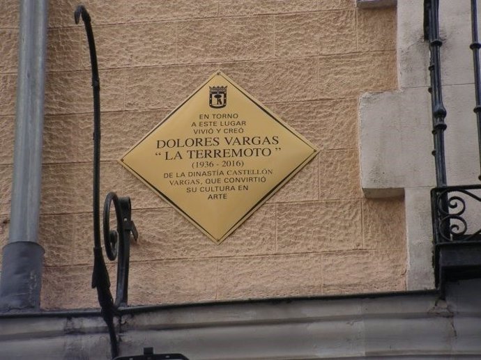 Placa a Dolores Vargas