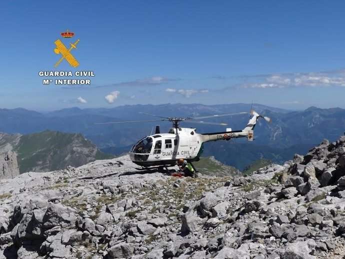 Helicóptero guardia civil. Rescate montañeros suizos en Picos Europa 