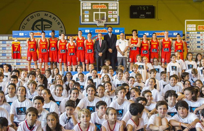 La selección española femenina de baloncesto antes de jugar el Eurobasket