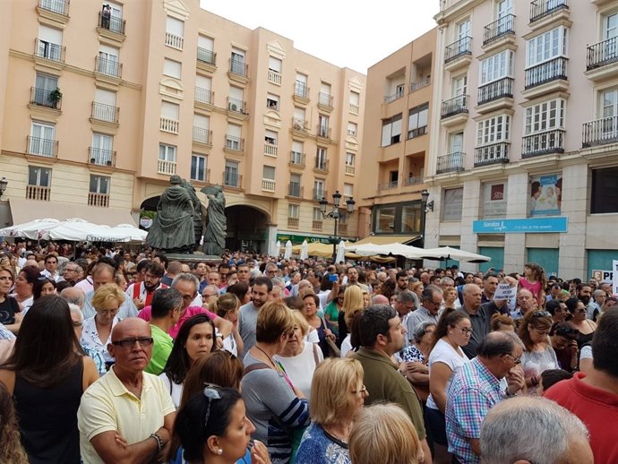 Concentración en La Línea en repulsa por la muerte de un policía local