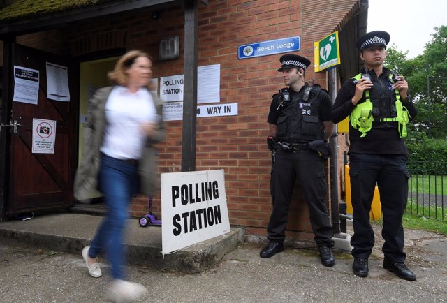 Una votante abandona un colegio electoral