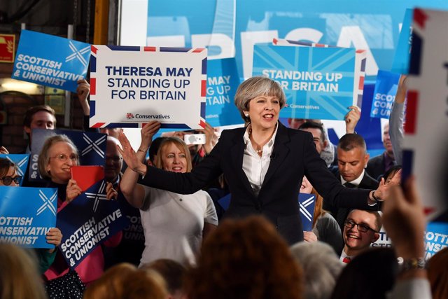 Theresa May durante un acto de campaña