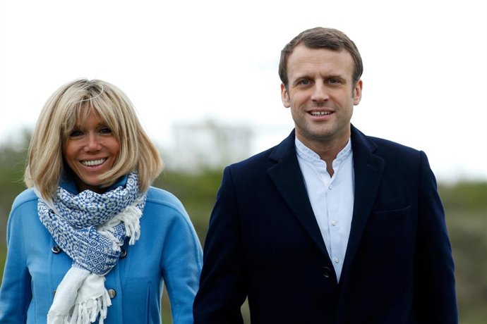  El Presidente De Francia Emmanuel Macron, Su Mujer Brigitte Trogneux