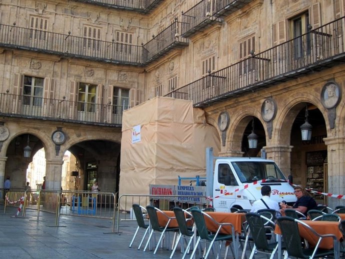 Retirada del medallón de Franco de la Plaza Mayor de Salamanca