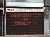 Pintadas en la sede del PSE de Lasarte en las que se recuerda la huelga de hambre de Iñaki Bilbao