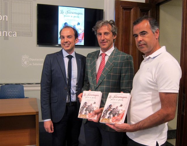 El autor, izquierda, junto a responsables de la escuela.