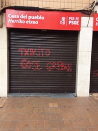 PSE denuncia pintadas en las casas del pueblo de Santurtzi y Las Arenas de "intolerantes que solo saben usar la amenaza"
