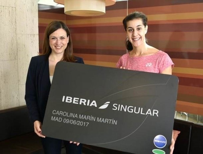 Iberia entrega a Carolina Marín su tarjeta Singular
