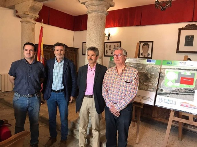 José Luis Navarro y el resto de autoridades junto a los planos de la depuradora