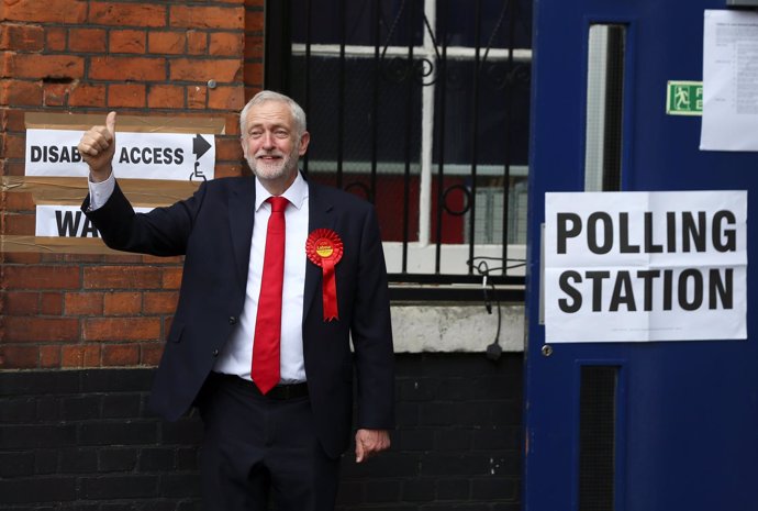 El líder laborista Jeremy Corbyn tras votar en las elecciones del Reino Unido