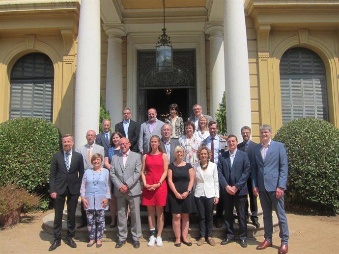 La consellera M.Ruiz con expertos en políticas educativas digitales