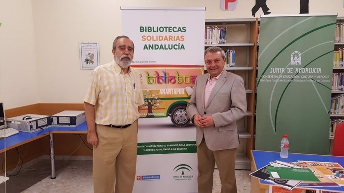 Francisco Alcalde (dcha.) y el director de la biblioteca