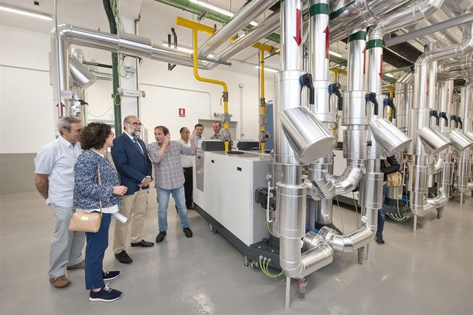 O Domínguez recibe explicaciones del funcionamiento de las nuevas calderas.