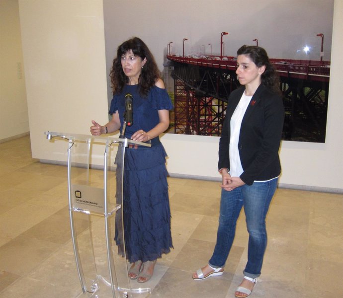 La concejal Ana Redondo y la comisaria de la exposición Beatriz Pastrana