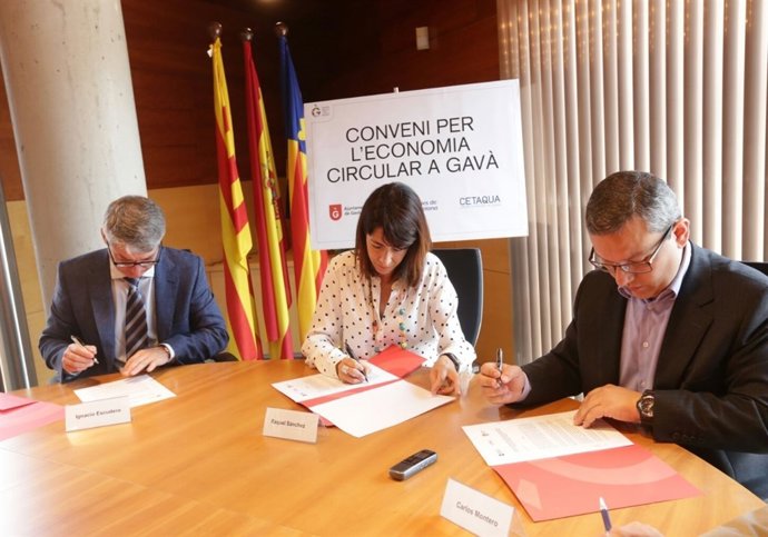 Firma del convenio entre el Ayuntamiento de Gavà, Aguas de Barcelona y Cetaqua