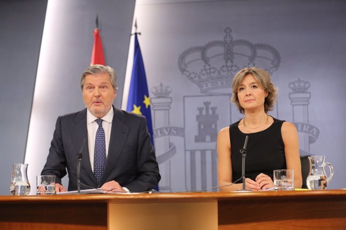 Iñigo Méndez de Vigo e Isabel García Tejerina tras el Consejo de Ministros