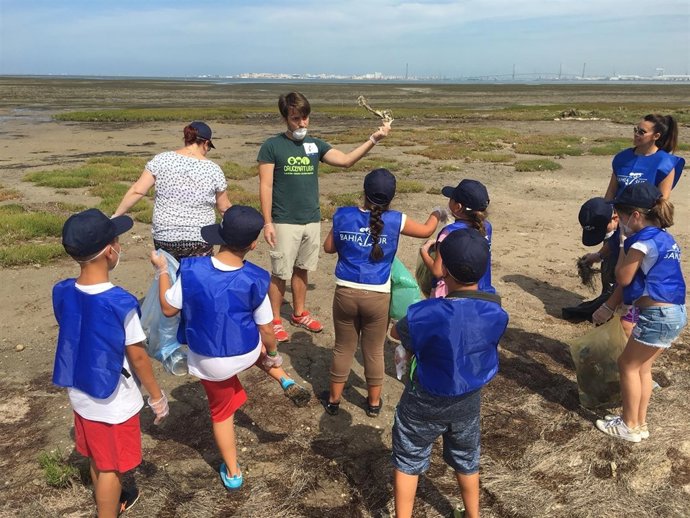 Un grupo de escolares participa en la recogida de residuos del Parque Natural.