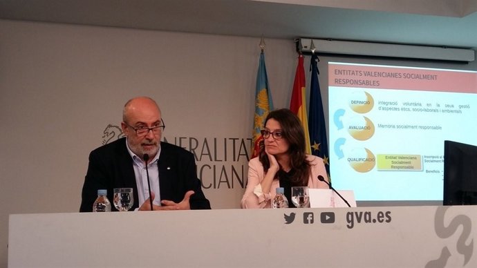 Manuel Alcaraz en rueda de prensa junto a Mónica Oltra