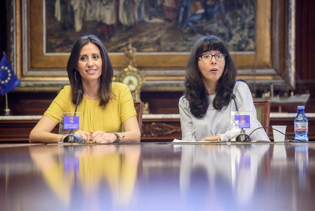 Carmen Belén López y María Jesús Mata, en la presentación del curso.