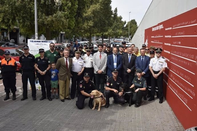 Autoridades y fuerzas de seguridad durante la inauguración del muro