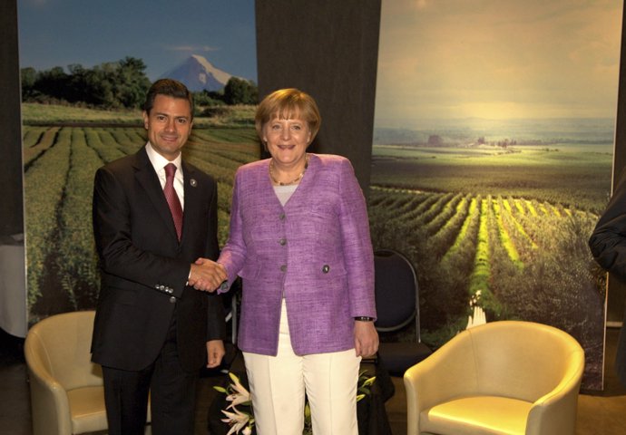 Mexico's President Enrique Pena Nieto (L) shakes hands with Germany's Chancellor