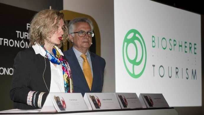  La Diputada De Fomento Del Empleo Comercio Y Turismo, Cristina González. 